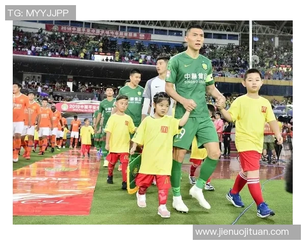 从球星到球童的绿茵故事见证足球世界的温情与成长 从球星到球童的绿茵故事见证足球世界的温情与成长