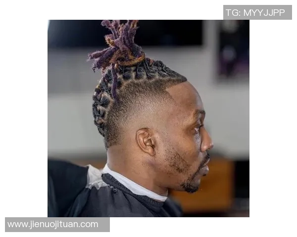 足球球星梳头瞬间曝光 他们的发型背后隐藏着怎样的故事与个性 足球球星梳头瞬间曝光 他们的发型背后隐藏着怎样的故事与个性